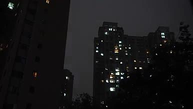 4k实拍城市高层住宅楼夜晚打雷闪电视频的预览图